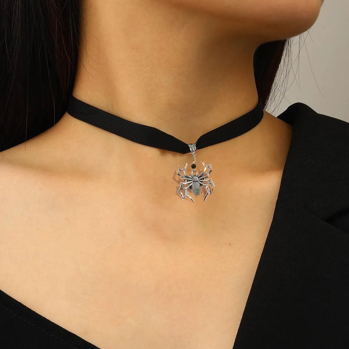 CSIYANJRY99 Black Velvet Choker Necklaces for Women Goth Spider Choker Necklace Halloween Spider Pendant Velvet Leather Necklace