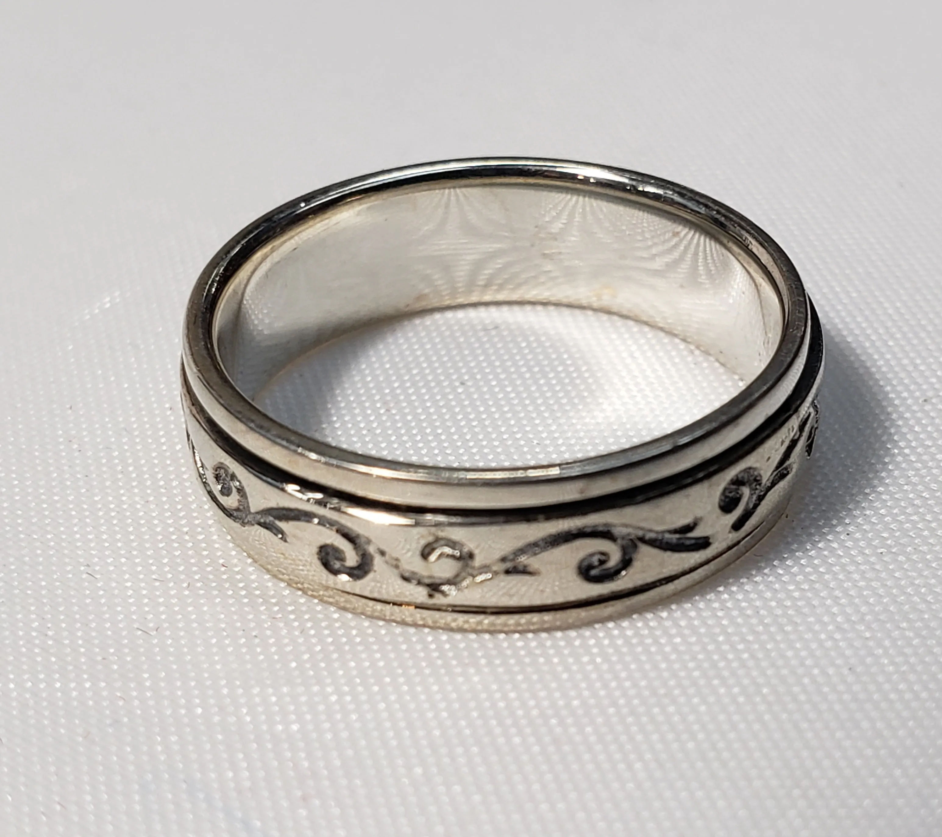 Size 6, Artisan Crafted Sterling Silver "Tribal Design" Spinner Ring 4  gms of .925